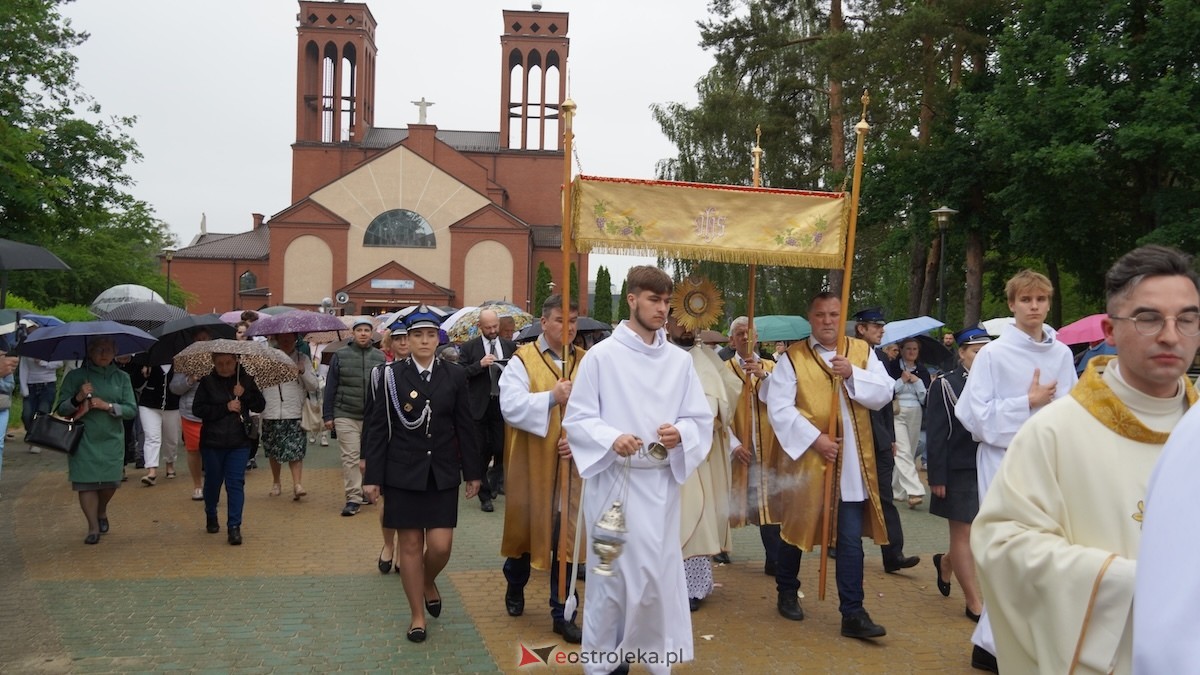 Procesja Bożego Ciała w parafii pw. Zbawiciela Świata w Ostrołęce [04.06.2026] - zdjęcie #39 - eOstroleka.pl