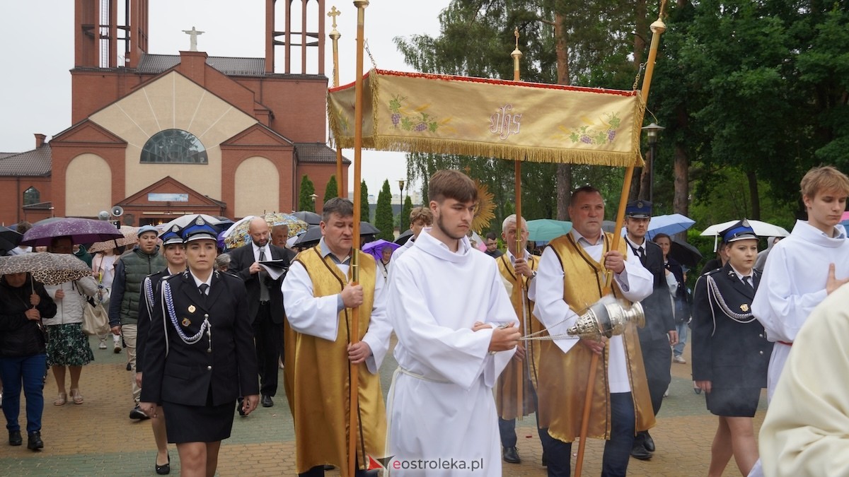 Procesja Bożego Ciała w parafii pw. Zbawiciela Świata w Ostrołęce [04.06.2026] - zdjęcie #38 - eOstroleka.pl