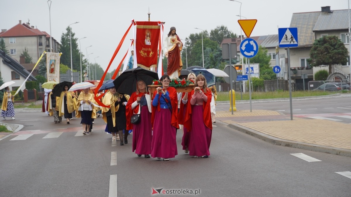 Procesja Bożego Ciała w parafii pw. Zbawiciela Świata w Ostrołęce [04.06.2026] - zdjęcie #35 - eOstroleka.pl