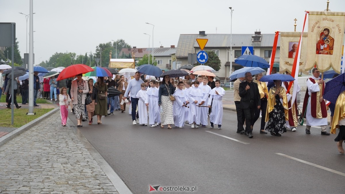 Procesja Bożego Ciała w parafii pw. Zbawiciela Świata w Ostrołęce [04.06.2026] - zdjęcie #28 - eOstroleka.pl