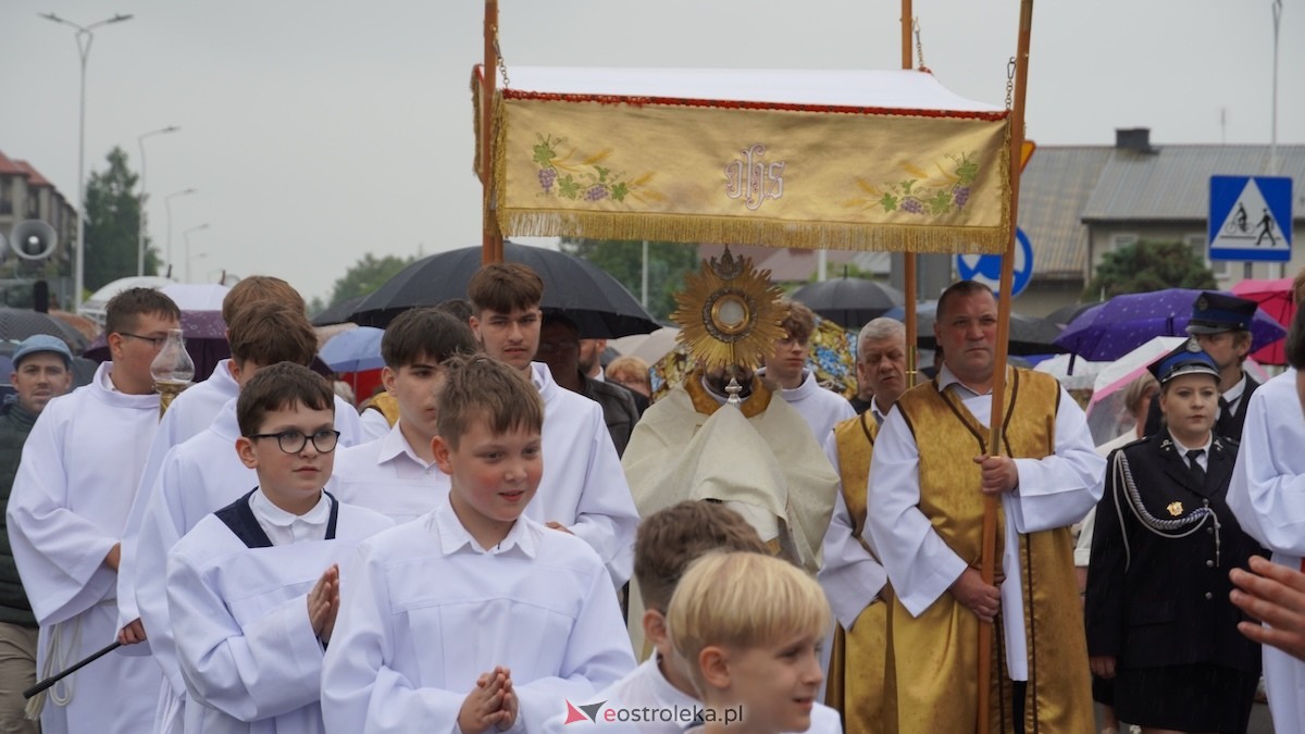 Procesja Bożego Ciała w parafii pw. Zbawiciela Świata w Ostrołęce [04.06.2026] - zdjęcie #27 - eOstroleka.pl