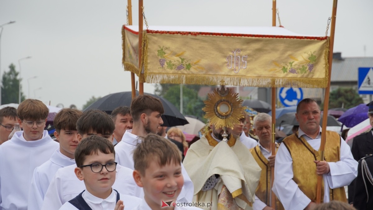 Procesja Bożego Ciała w parafii pw. Zbawiciela Świata w Ostrołęce [04.06.2026] - zdjęcie #26 - eOstroleka.pl