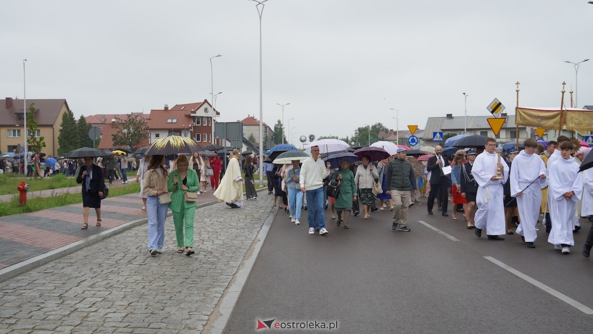 Procesja Bożego Ciała w parafii pw. Zbawiciela Świata w Ostrołęce [04.06.2026] - zdjęcie #25 - eOstroleka.pl