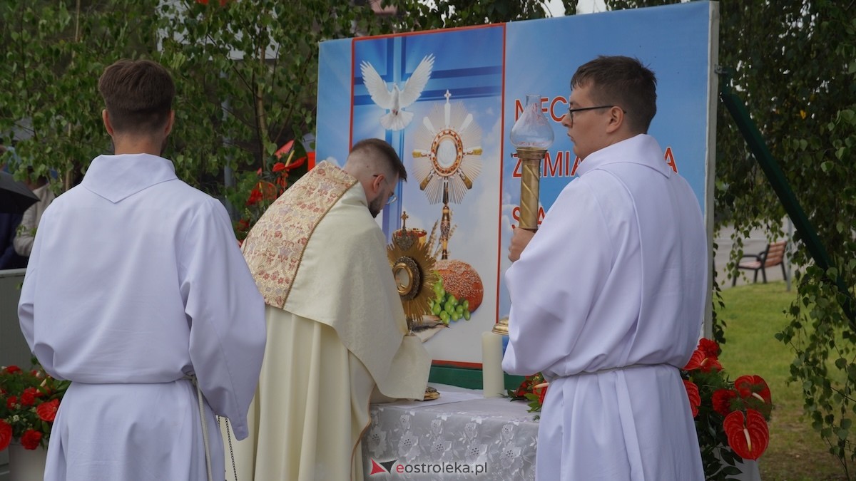 Procesja Bożego Ciała w parafii pw. Zbawiciela Świata w Ostrołęce [04.06.2026] - zdjęcie #22 - eOstroleka.pl