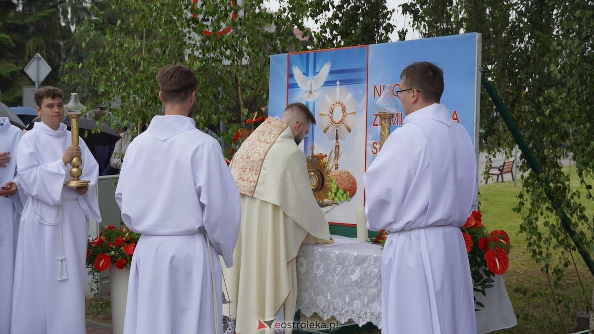 Procesja Bożego Ciała w parafii pw. Zbawiciela Świata w Ostrołęce [04.06.2026] - zdjęcie #21 - eOstroleka.pl