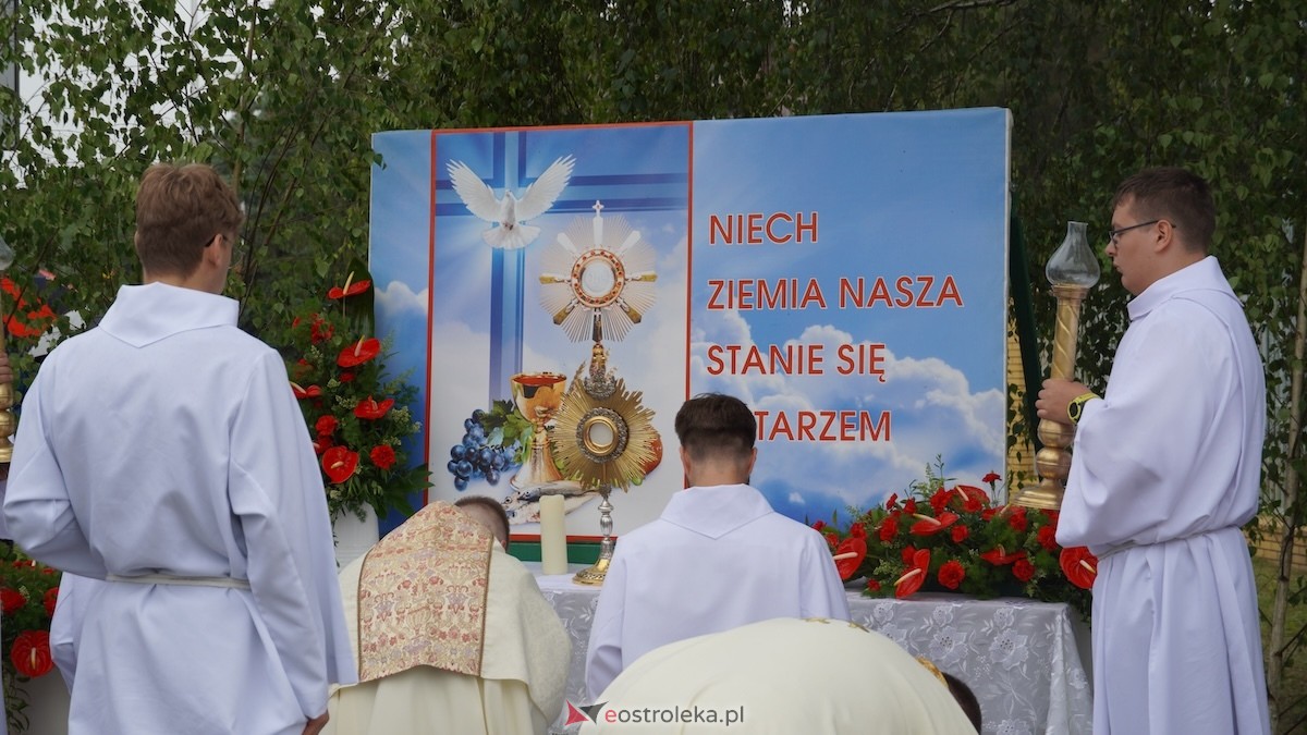 Procesja Bożego Ciała w parafii pw. Zbawiciela Świata w Ostrołęce [04.06.2026] - zdjęcie #20 - eOstroleka.pl