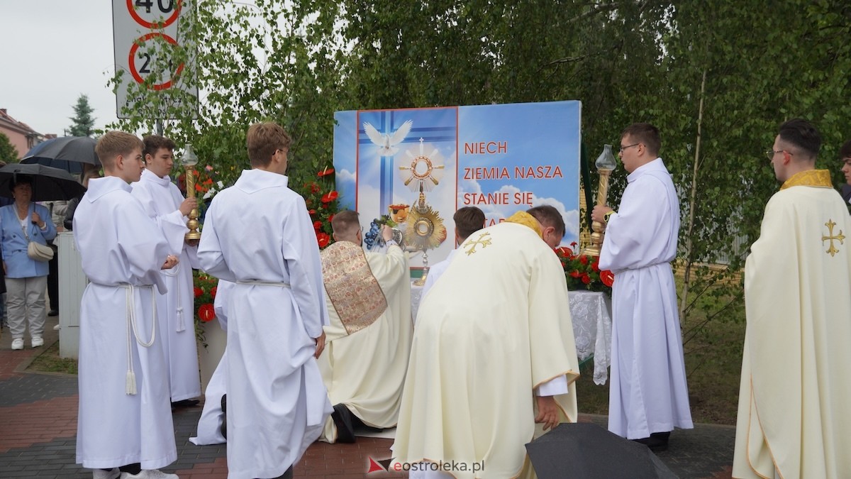 Procesja Bożego Ciała w parafii pw. Zbawiciela Świata w Ostrołęce [04.06.2026] - zdjęcie #19 - eOstroleka.pl