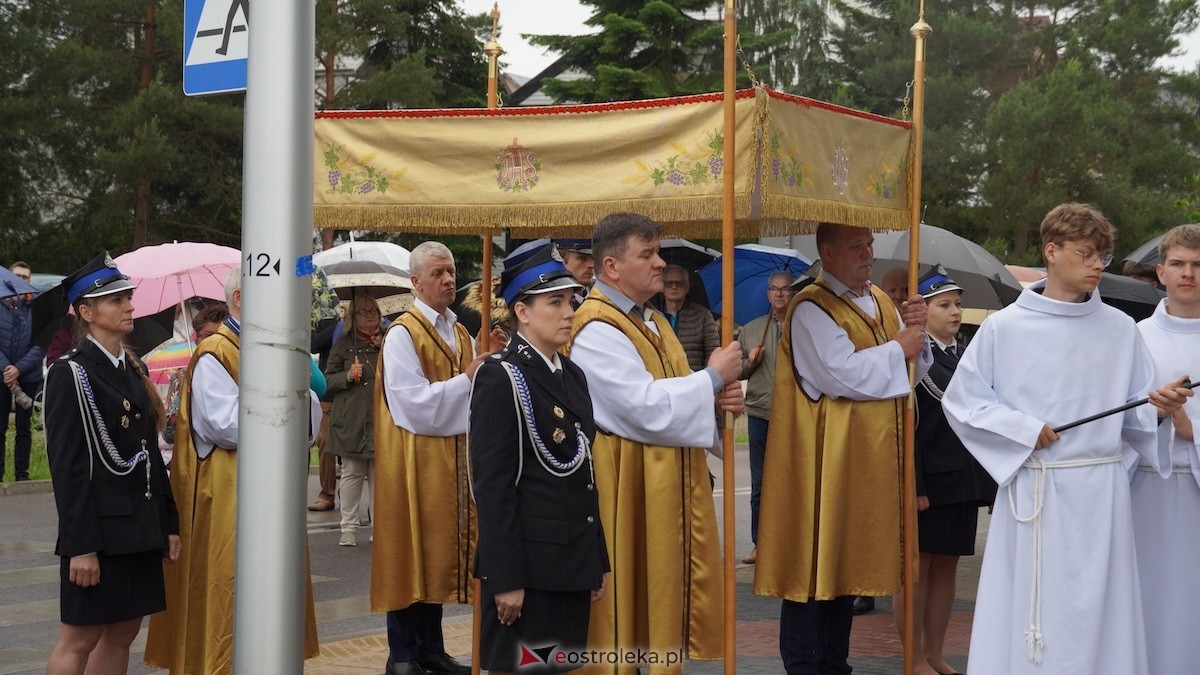 Procesja Bożego Ciała w parafii pw. Zbawiciela Świata w Ostrołęce [04.06.2026] - zdjęcie #15 - eOstroleka.pl