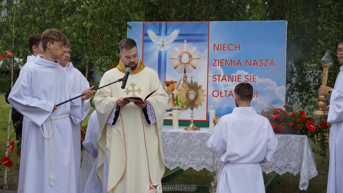 Procesja Bożego Ciała w parafii pw. Zbawiciela Świata w Ostrołęce [04.06.2026] - zdjęcie #14 - eOstroleka.pl