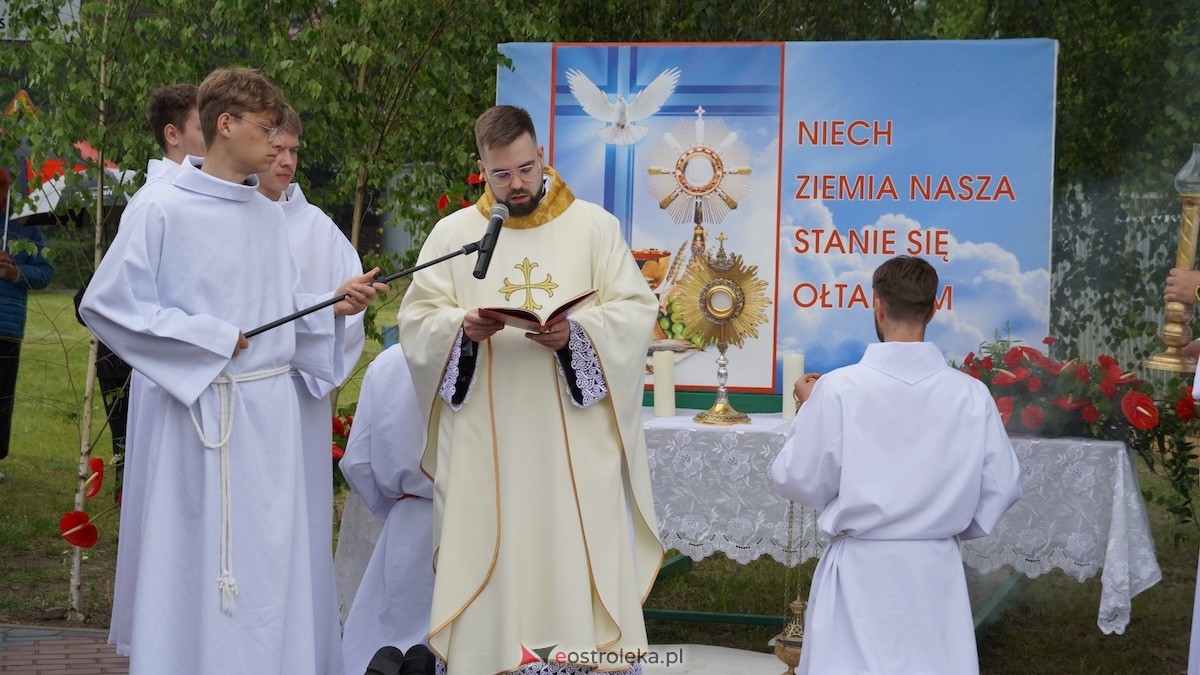 Procesja Bożego Ciała w parafii pw. Zbawiciela Świata w Ostrołęce [04.06.2026] - zdjęcie #13 - eOstroleka.pl