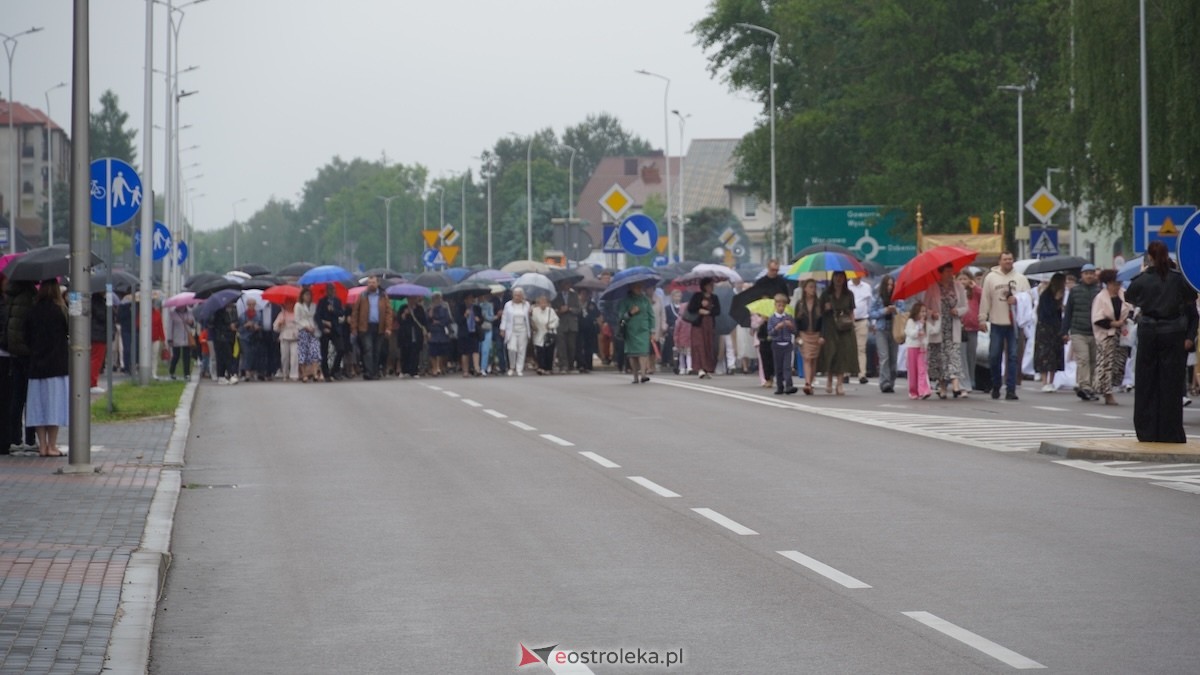 Procesja Bożego Ciała w parafii pw. Zbawiciela Świata w Ostrołęce [04.06.2026] - zdjęcie #10 - eOstroleka.pl