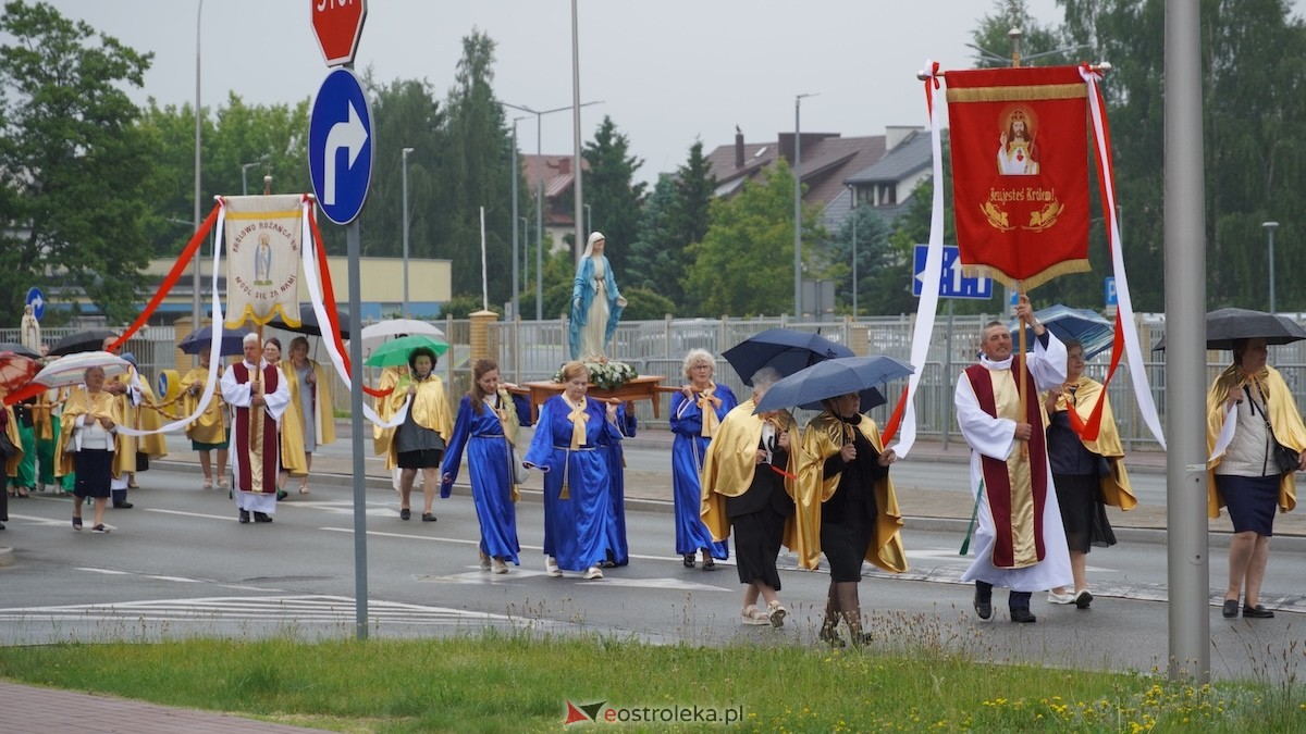 Procesja Bożego Ciała w parafii pw. Zbawiciela Świata w Ostrołęce [04.06.2026] - zdjęcie #8 - eOstroleka.pl