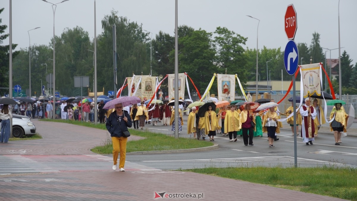 Procesja Bożego Ciała w parafii pw. Zbawiciela Świata w Ostrołęce [04.06.2026] - zdjęcie #7 - eOstroleka.pl