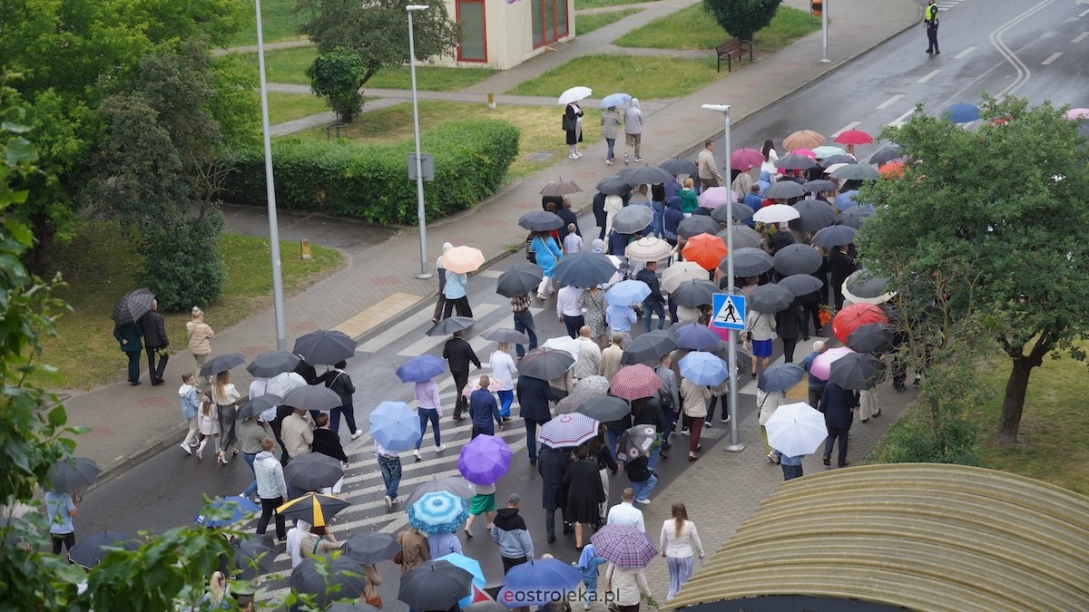 Procesja Bożego Ciała w parafii pw. Zbawiciela Świata w Ostrołęce [04.06.2026] - zdjęcie #3 - eOstroleka.pl