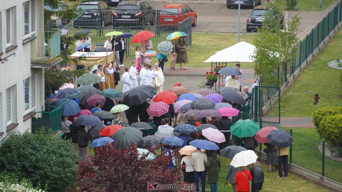 Procesja Bożego Ciała w parafii pw. Zbawiciela Świata w Ostrołęce [04.06.2026] - zdjęcie #2 - eOstroleka.pl