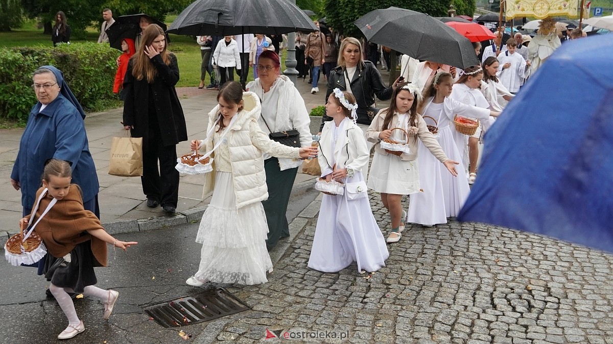Procesja Bożego Ciała w kościele farnym [04.06.2026] - zdjęcie #56 - eOstroleka.pl