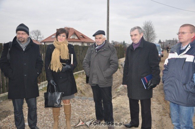 Zakończyła się budowa sieci kanalizacyjnej ulicy Wiejskiej [12.XII.2011] - zdjęcie #3 - eOstroleka.pl