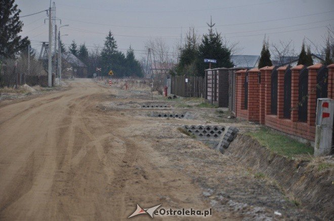 Zakończyła się budowa sieci kanalizacyjnej ulicy Wiejskiej [12.XII.2011] - zdjęcie #9 - eOstroleka.pl