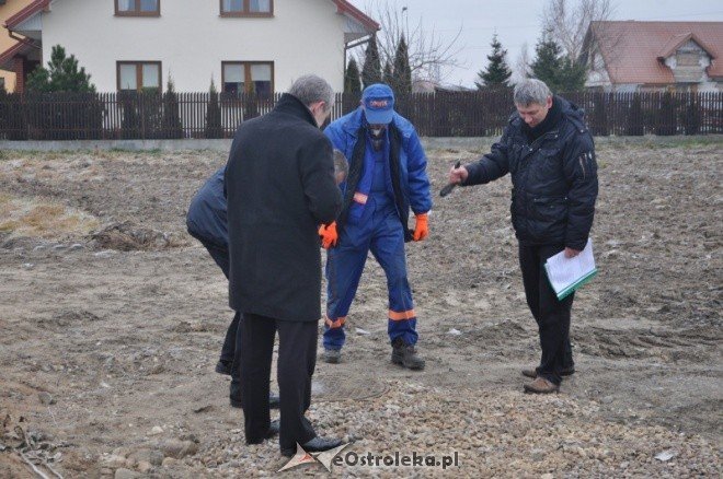 Zakończyła się budowa sieci kanalizacyjnej ulicy Wiejskiej [12.XII.2011] - zdjęcie #12 - eOstroleka.pl