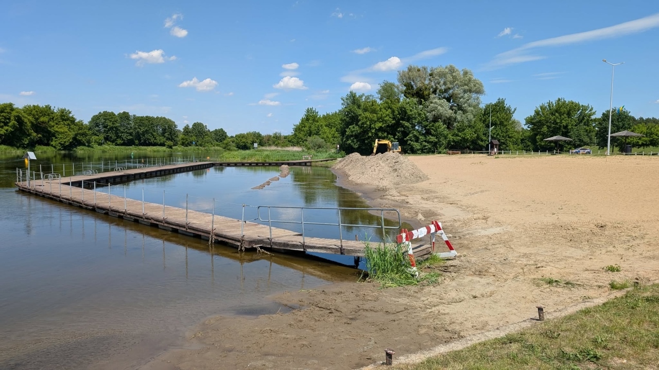 Miejskie kąpielisko nad Narwią przygotowuje się na nowy sezon [09.06.2026] - zdjęcie #1 - eOstroleka.pl