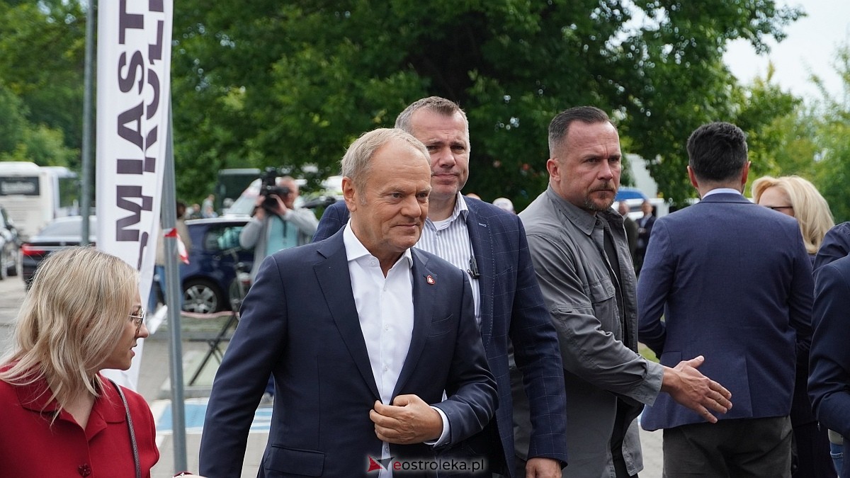 Donald Tusk w Ostrołęce. Inauguracja połączeń kolejowych Ostrołęka Łomża [13.06.2026] - zdjęcie #36 - eOstroleka.pl