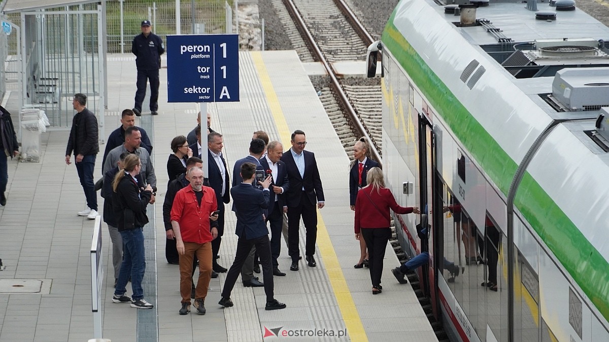 Donald Tusk w Ostrołęce. Inauguracja połączeń kolejowych Ostrołęka Łomża [13.06.2026] - zdjęcie #18 - eOstroleka.pl