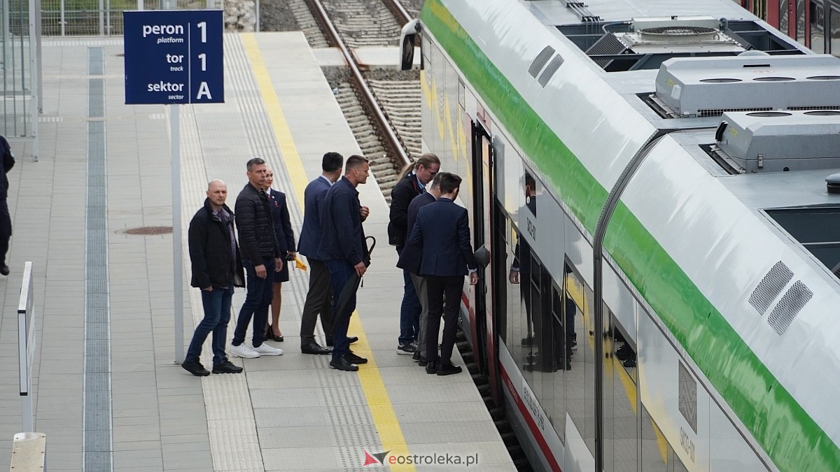 Donald Tusk w Ostrołęce. Inauguracja połączeń kolejowych Ostrołęka Łomża [13.06.2026] - zdjęcie #13 - eOstroleka.pl