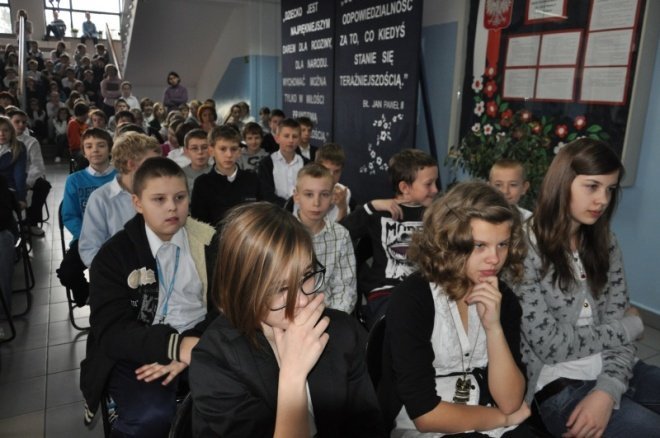 SP 10: Apel z okazji 30 rocznicy wprowadzenia w Polsce stanu wojennego [13.XII.2011] - zdjęcie #24 - eOstroleka.pl