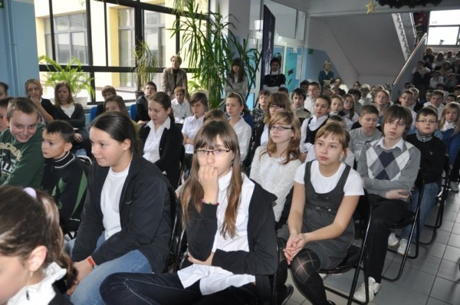 SP 10: Apel z okazji 30 rocznicy wprowadzenia w Polsce stanu wojennego [13.XII.2011] - zdjęcie #23 - eOstroleka.pl