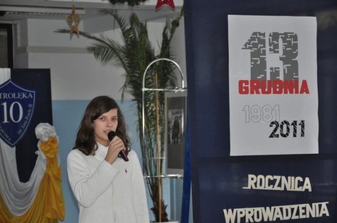 SP 10: Apel z okazji 30 rocznicy wprowadzenia w Polsce stanu wojennego [13.XII.2011] - zdjęcie #21 - eOstroleka.pl