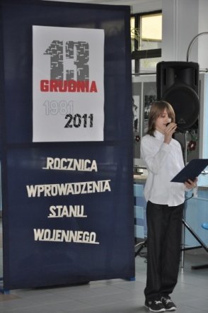 SP 10: Apel z okazji 30 rocznicy wprowadzenia w Polsce stanu wojennego [13.XII.2011] - zdjęcie #19 - eOstroleka.pl