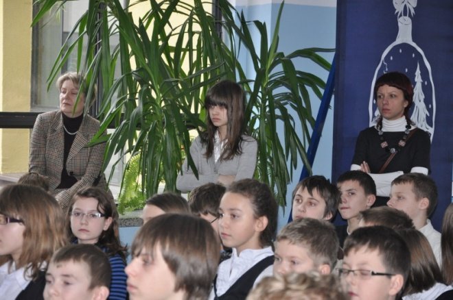 SP 10: Apel z okazji 30 rocznicy wprowadzenia w Polsce stanu wojennego [13.XII.2011] - zdjęcie #18 - eOstroleka.pl