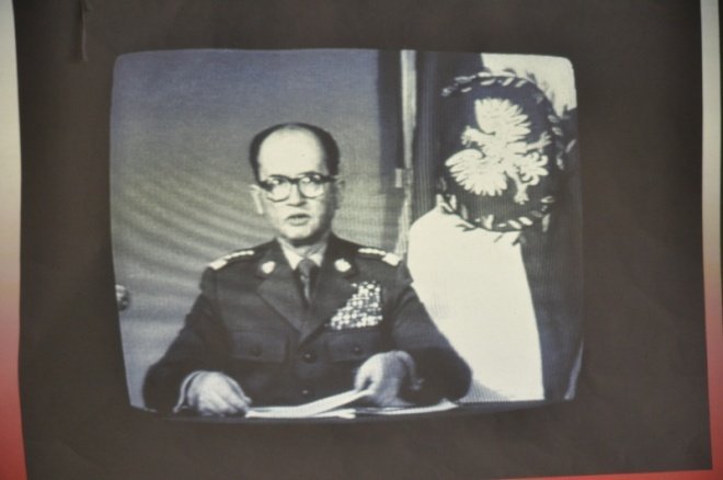 SP 10: Apel z okazji 30 rocznicy wprowadzenia w Polsce stanu wojennego [13.XII.2011] - zdjęcie #16 - eOstroleka.pl