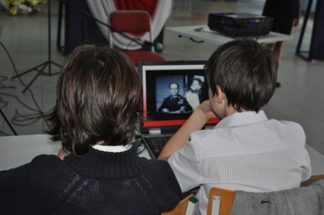 SP 10: Apel z okazji 30 rocznicy wprowadzenia w Polsce stanu wojennego [13.XII.2011] - zdjęcie #15 - eOstroleka.pl