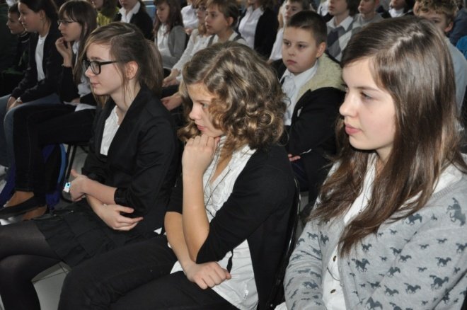 SP 10: Apel z okazji 30 rocznicy wprowadzenia w Polsce stanu wojennego [13.XII.2011] - zdjęcie #14 - eOstroleka.pl