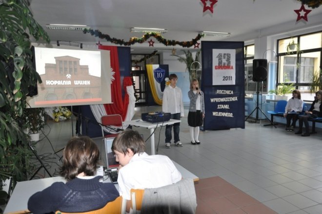 SP 10: Apel z okazji 30 rocznicy wprowadzenia w Polsce stanu wojennego [13.XII.2011] - zdjęcie #12 - eOstroleka.pl