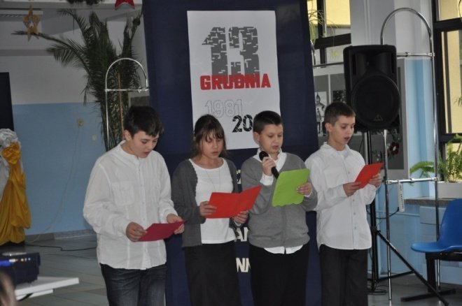 SP 10: Apel z okazji 30 rocznicy wprowadzenia w Polsce stanu wojennego [13.XII.2011] - zdjęcie #8 - eOstroleka.pl