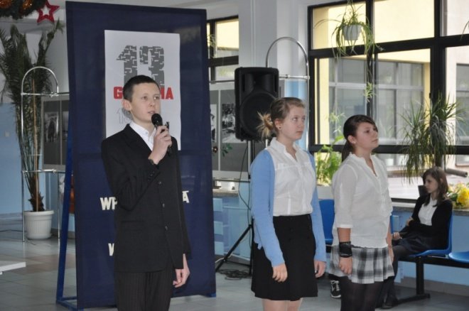 SP 10: Apel z okazji 30 rocznicy wprowadzenia w Polsce stanu wojennego [13.XII.2011] - zdjęcie #7 - eOstroleka.pl