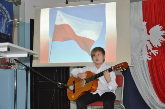 SP 10: Apel z okazji 30 rocznicy wprowadzenia w Polsce stanu wojennego [13.XII.2011] - zdjęcie #5 - eOstroleka.pl
