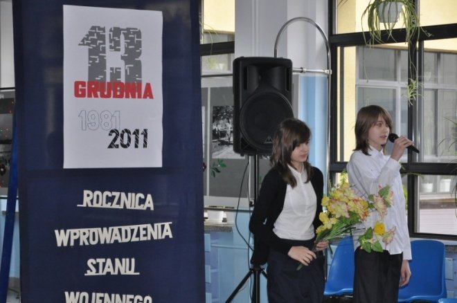 SP 10: Apel z okazji 30 rocznicy wprowadzenia w Polsce stanu wojennego [13.XII.2011] - zdjęcie #4 - eOstroleka.pl