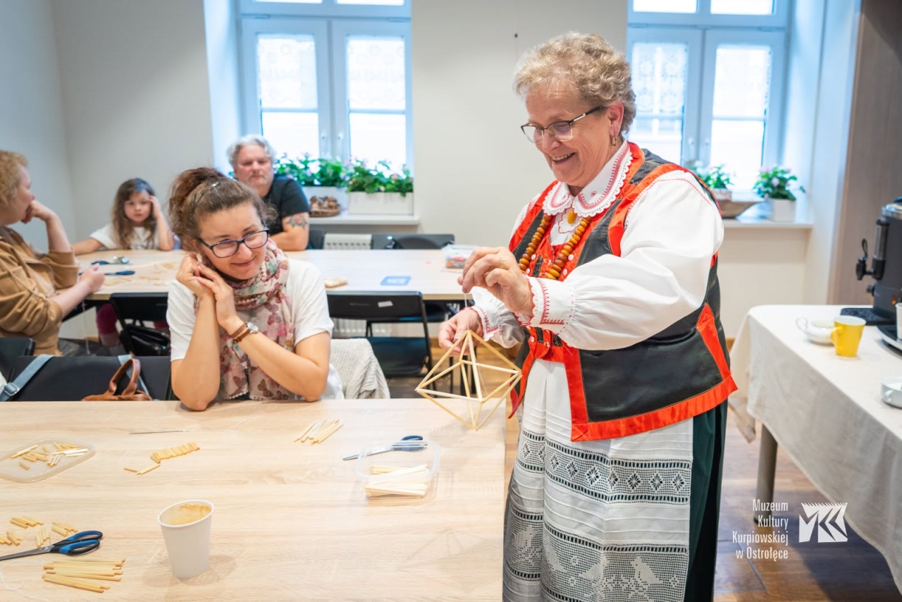 Pierwsze warsztaty w ramach projektu pn. „Magia ozdób sufitowych - projekt wystawienniczo-edukacyjny”. [15.06.2026] - zdjęcie #11 - eOstroleka.pl