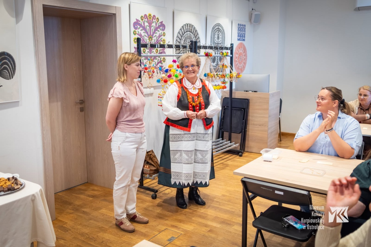 Pierwsze warsztaty w ramach projektu pn. „Magia ozdób sufitowych - projekt wystawienniczo-edukacyjny”. [15.06.2026] - zdjęcie #7 - eOstroleka.pl
