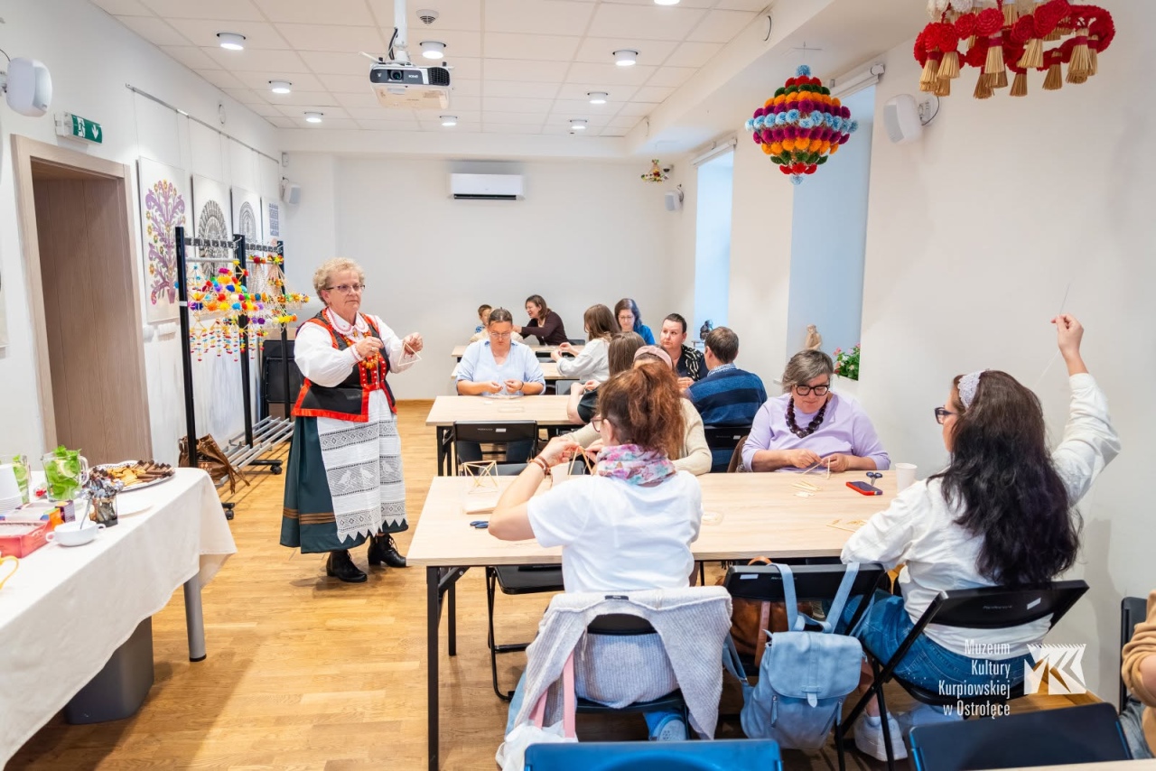 Pierwsze warsztaty w ramach projektu pn. „Magia ozdób sufitowych - projekt wystawienniczo-edukacyjny”. [15.06.2026] - zdjęcie #4 - eOstroleka.pl