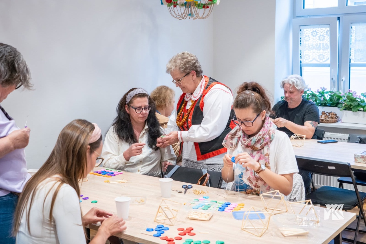 Pierwsze warsztaty w ramach projektu pn. „Magia ozdób sufitowych - projekt wystawienniczo-edukacyjny”. [15.06.2026] - zdjęcie #2 - eOstroleka.pl