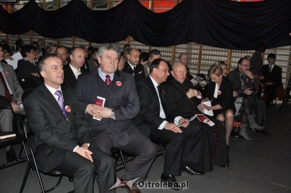 30 rocznica wprowadzenia stanu wojennego w polsce: Uroczystość w Gimnazjum nr 1 i msza w kościele Farnym [13.XII.2011] - zdjęcie #88 - eOstroleka.pl