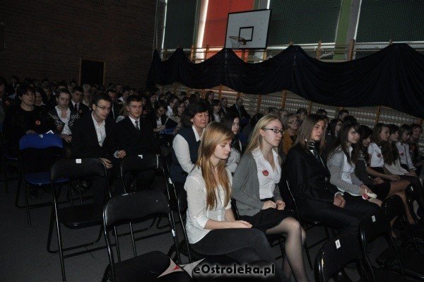 30 rocznica wprowadzenia stanu wojennego w polsce: Uroczystość w Gimnazjum nr 1 i msza w kościele Farnym [13.XII.2011] - zdjęcie #83 - eOstroleka.pl