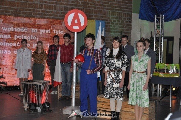 30 rocznica wprowadzenia stanu wojennego w polsce: Uroczystość w Gimnazjum nr 1 i msza w kościele Farnym [13.XII.2011] - zdjęcie #79 - eOstroleka.pl