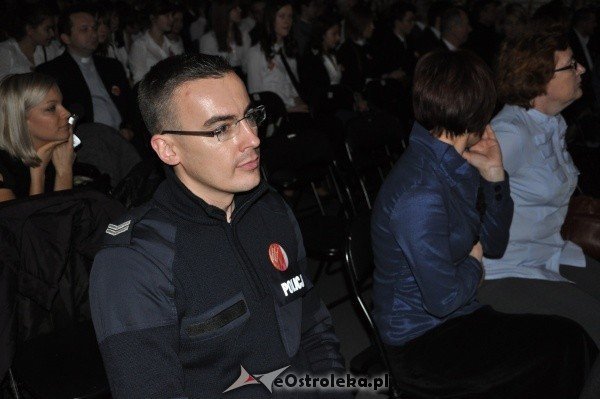 30 rocznica wprowadzenia stanu wojennego w polsce: Uroczystość w Gimnazjum nr 1 i msza w kościele Farnym [13.XII.2011] - zdjęcie #76 - eOstroleka.pl