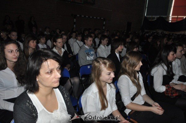 30 rocznica wprowadzenia stanu wojennego w polsce: Uroczystość w Gimnazjum nr 1 i msza w kościele Farnym [13.XII.2011] - zdjęcie #71 - eOstroleka.pl