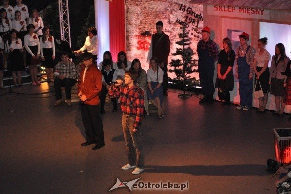 30 rocznica wprowadzenia stanu wojennego w polsce: Uroczystość w Gimnazjum nr 1 i msza w kościele Farnym [13.XII.2011] - zdjęcie #44 - eOstroleka.pl